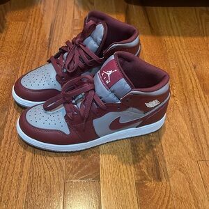 Air Jordan 1 Mid GS 'Cherrywood Red' – Size US sz 7 y